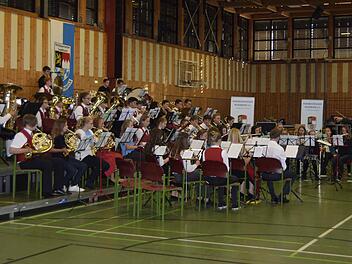 Das Schülerorchester mit seinem Dirigenten Armin Häfner eröffnete das Konzert mit dem Stück "Top Secret".  Foto: Andreas Welz