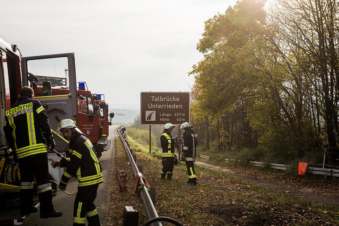 A6 bei Nürnberg: Transporter prallt in Baum - ein Toter