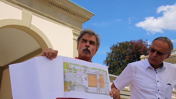 Der Kreistag hat das neue Behördenzentrum besichtigt. Foto: Ralf Ruppert