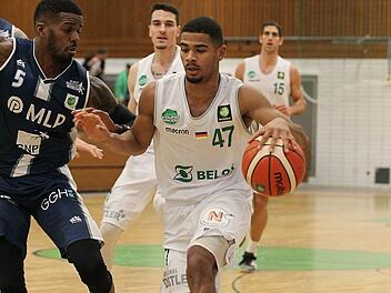 Syhron Ely (links) versperrt dem Baunacher Marvin Heckel den Weg zum Korb. Foto: sportpress