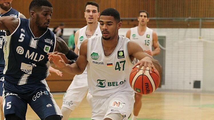 Syhron Ely (links) versperrt dem Baunacher Marvin Heckel den Weg zum Korb. Foto: sportpress