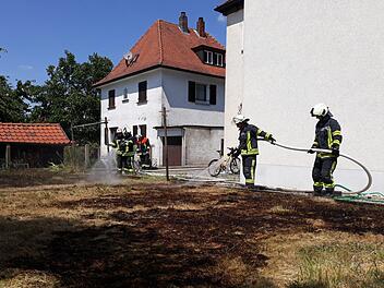 Etliche Quadratmeter Wiese waren in Brand geraten. Die Feuerwehr hatte die Flammen schnell unter Kontrolle. Foto: privat