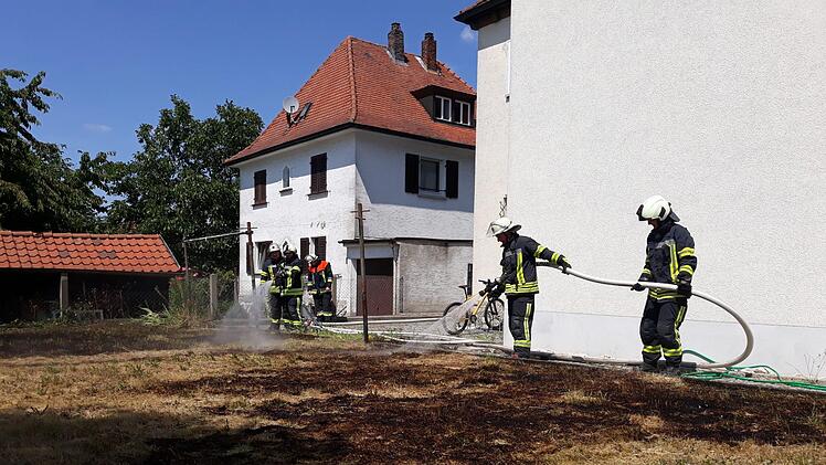 Etliche Quadratmeter Wiese waren in Brand geraten. Die Feuerwehr hatte die Flammen schnell unter Kontrolle. Foto: privat