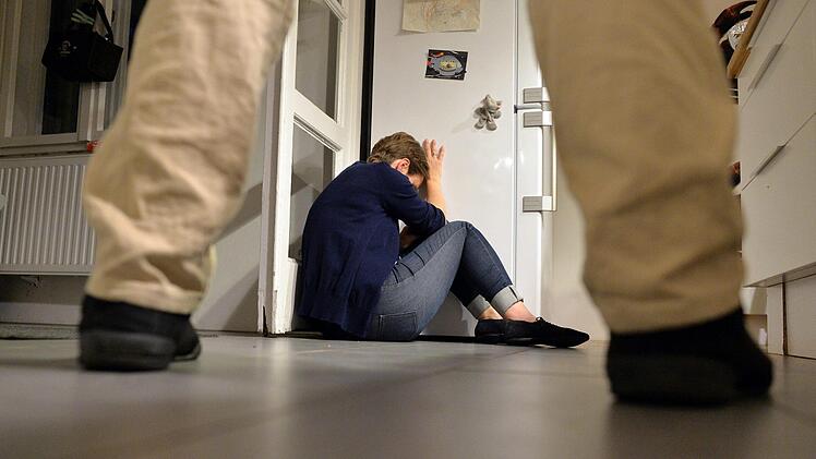 Häufig werden Partnerinnen Opfer häuslicher Gewalt. Männer schlagen die Frauen, die sie am meisten lieben. Symbolbild: Maurizio Gambarini/dpa