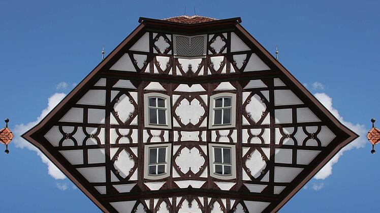 Das Fachwerk des Heimatspielhauses eignet sich gut zum Verfremden mit einem  Kaleidoskop. Foto: Dieter Britz