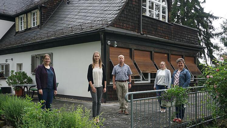 Das neue Team an der Hauswirtschaftsschule Bischofsheim mit dem neuen stellvertretenden Schulleiter Stefan Fella. Das Bild zeigt von links: Anja Butter, Lisa Lang, Stefan Fella, Annegret Scheublein und Schulleiterin Christina Weber-Hoch. Es fehlt Barbara Hein-Praag.
