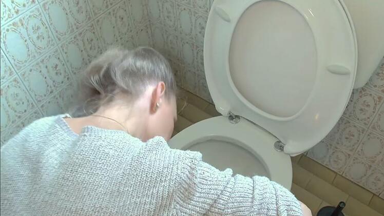 Gegen den Schmutz in der Toilette geht sie mut einer Zahnb&uuml;rste vor.