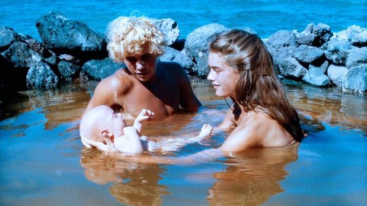 Die auf einer unber&uuml;hrten Insel gestrandeten Richard (Christopher Atkins) und Emmeline (Brooke Shields) wachsen zu Teenagern heran, die sich ineinander verlieben, ihre Sexualit&auml;t entdecken und schlie&szlig;lich ein Kind zeugen.