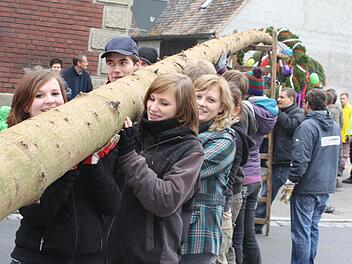 Auch die Ortsmadla packten beim Aufstellen mit an. Foto: Sonja Werner