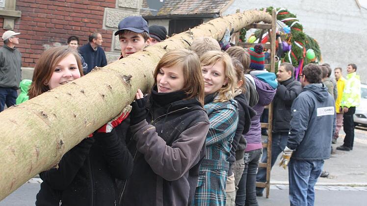 Auch die Ortsmadla packten beim Aufstellen mit an. Foto: Sonja Werner