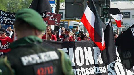 Ein Großaufgebot der Polizei trennte Nazis und Gegendemonstranten. Foto: Tobias Köpplinger