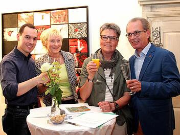 Zweiter Bürgermeister von Uggiate-Trevano Mirko Baruffini, Siggi Wolt (Kunstverein), zweite Bürgermeisterin Jutta Köhler (Adelsdorf), Bürgermeister Kurt Deutschmann (Feldbach) stoßen an. Fotos: Johanna Blum
