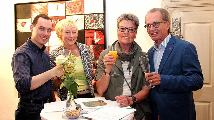 Zweiter Bürgermeister von Uggiate-Trevano Mirko Baruffini, Siggi Wolt (Kunstverein), zweite Bürgermeisterin Jutta Köhler (Adelsdorf), Bürgermeister Kurt Deutschmann (Feldbach) stoßen an. Fotos: Johanna Blum