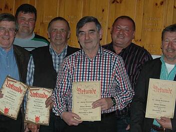 Von links: Horst Bernhard (60 Jahre Mitglied), Peter Rüttiger (2. Vorsitzender), Karl Rüttiger (60 Jahre), Walter Wiesner (50 Jahre), Rudolf Müller (50 Jahre) und Helmut Rüttiger (50 Jahre). Fotos: Sebastian Schmitt-Mathea