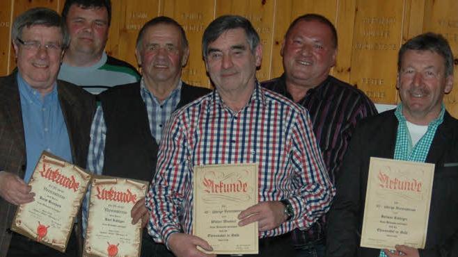 Von links: Horst Bernhard (60 Jahre Mitglied), Peter Rüttiger (2. Vorsitzender), Karl Rüttiger (60 Jahre), Walter Wiesner (50 Jahre), Rudolf Müller (50 Jahre) und Helmut Rüttiger (50 Jahre). Fotos: Sebastian Schmitt-Mathea