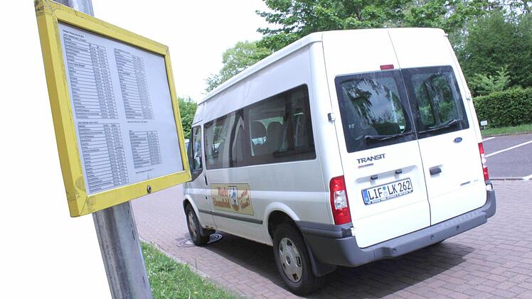 Stopp in Kutzenberg: Hier hängt ein Fahrplan an der Haltestelle.