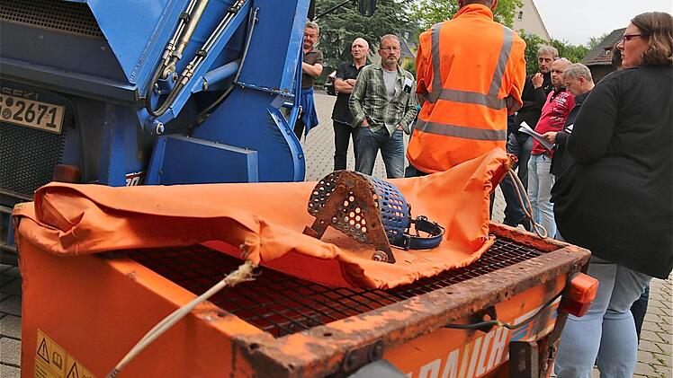 Der RamsthalerGemeinderat kam in den Bauhof, um sich einen genauen Eindruck über den Zustand des Mehrzweckfahrzeugs zu verschaffen.  Foto: Gerd Schaar