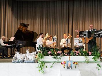 Beim Jubiläum zum Kurgastsingen waren (von links) Robert Bauch (Klavier), Holger Hammerl (Tenorhorn), Felix Metz (Tenorhorn), Matthias Meder (Tenorhorn), Toni Seller (Tenorhorn) und Edmund Seller (Gitarre) dabei.  Foto: Björn Hein
