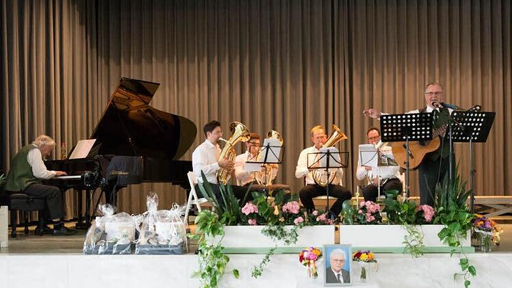 Beim Jubiläum zum Kurgastsingen waren (von links) Robert Bauch (Klavier), Holger Hammerl (Tenorhorn), Felix Metz (Tenorhorn), Matthias Meder (Tenorhorn), Toni Seller (Tenorhorn) und Edmund Seller (Gitarre) dabei.  Foto: Björn Hein