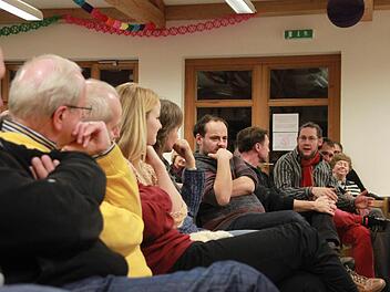 Franz Aschenbrenner (rechts) wird der Gruppenleiter im Jugendheim. Er ist zwar Christ, hat sich aber für seine Arbeit mit Flüchtlingen mit dem Koran auseinander gesetzt. "Die Regeln aus dem Koran kann man gut auf unser Leben übertragen", erklärt er den Ebensfeldern. Foto: Lisa Kieslinger