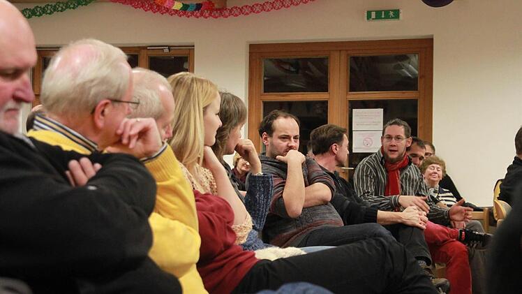Franz Aschenbrenner (rechts) wird der Gruppenleiter im Jugendheim. Er ist zwar Christ, hat sich aber für seine Arbeit mit Flüchtlingen mit dem Koran auseinander gesetzt. "Die Regeln aus dem Koran kann man gut auf unser Leben übertragen", erklärt er den Ebensfeldern. Foto: Lisa Kieslinger