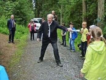 Forstdirektor Michael Schneider (Mitte) beteiligte sich als Kuckuck an dem lustigen Spiel im Wald. Foto: K.- H. Hofmann
