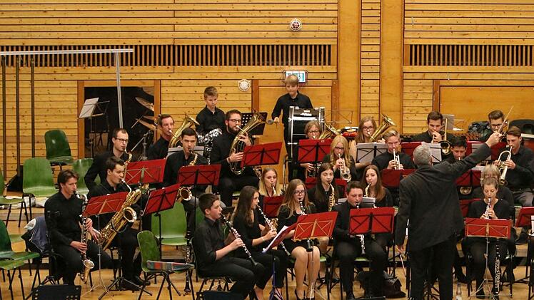 Impresionen vom Sinfoniekonzert in der Franz Goebel Halle Rödental mit dem Jugendorchester Rödental und dem Orchester der Musikfreunde NeustadtFoto: Jochen Berger