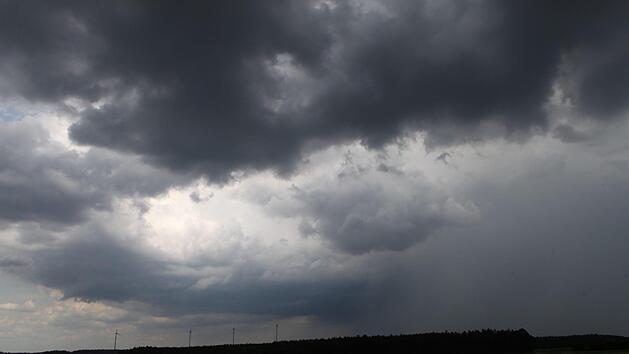 Teils extreme Gewitter haben am Samstag Franken heimgesucht. Besonders strak erwischte es am frühen Abend die Region Bayreuth/Kulmbach Foto: NEWS5 / Haag