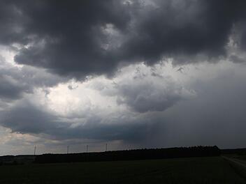 Teils extreme Gewitter haben am Samstag Franken heimgesucht. Besonders strak erwischte es am fr&uuml;hen Abend die Region Bayreuth/Kulmbach Foto: NEWS5 / Haag