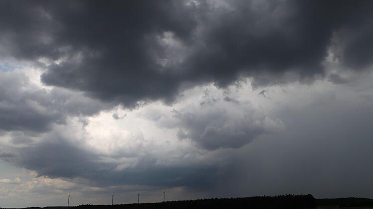 Teils extreme Gewitter haben am Samstag Franken heimgesucht. Besonders strak erwischte es am frühen Abend die Region Bayreuth/Kulmbach Foto: NEWS5 / Haag