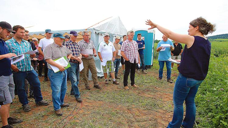 Anne Wischemann erklärt die Gefahren der Bodenerosion.Foto: Dieter Britz