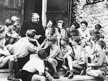 Jupp Schneider auf Burg Feuerstein in den 1950er-Jahren: Man sieht den legendären Diözesanjugendseelsorger inmitten "seiner" jungen Leute. Fotos: privat