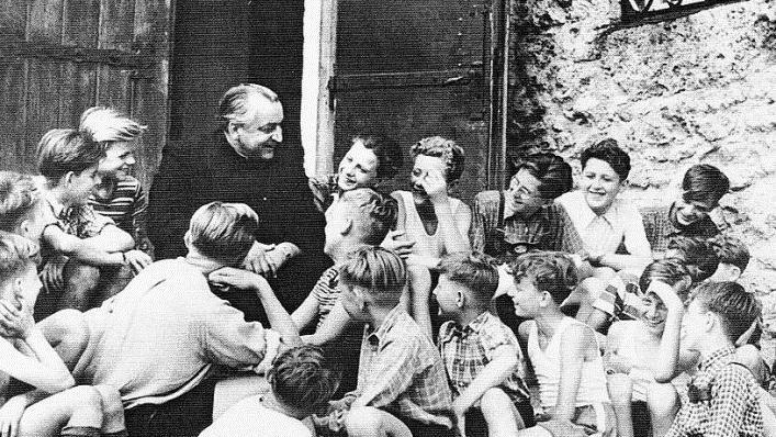 Jupp Schneider auf Burg Feuerstein in den 1950er-Jahren: Man sieht den legendären Diözesanjugendseelsorger inmitten "seiner" jungen Leute. Fotos: privat
