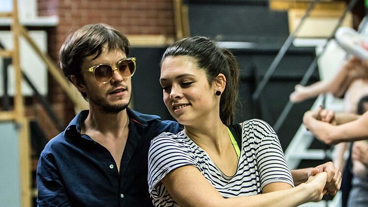 Das Schauspielensemble des Landestheaters probt derzeit wie wild das neue Musical von Matthias Straub.Jochen Berger