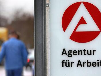 Mecklenburg-Vorpommern, Neubrandenburg: Ein Schild weist auf die Agentur für Arbeit hin. Die Zahl der Hartz-IV-Sanktionen ist zuletzt  leicht gestiegen. Symbolfoto: Bernd Wüstneck/dpa-Zentralbild/dpa