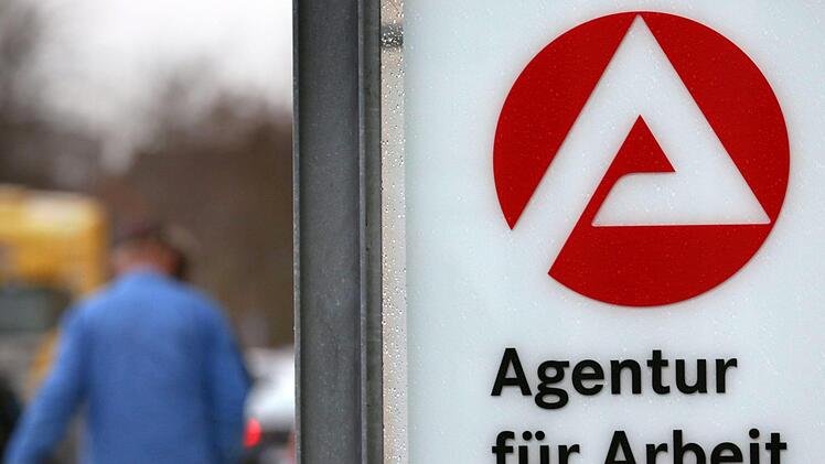 Mecklenburg-Vorpommern, Neubrandenburg: Ein Schild weist auf die Agentur für Arbeit hin. Die Zahl der Hartz-IV-Sanktionen ist zuletzt  leicht gestiegen. Symbolfoto: Bernd Wüstneck/dpa-Zentralbild/dpa