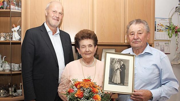 Gerald Brehm gratulierte Marga und Alois Bauer. Foto: Evi Seeger