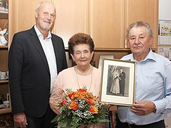 Gerald Brehm gratulierte Marga und Alois Bauer. Foto: Evi Seeger