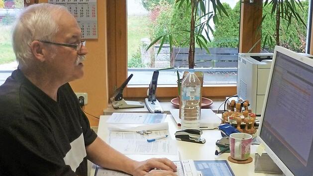 Georg Wahl arbeitet seit 1979 im Hemhofener Bauamt. Foto: Sch&ouml;bel