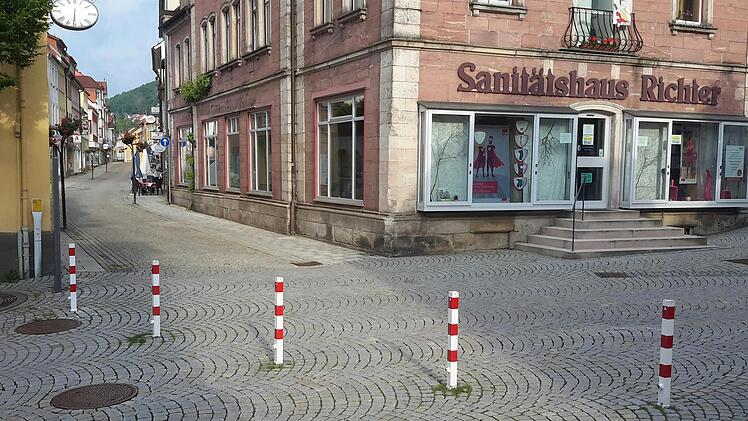 Damit die Autofahrer erst gar nicht in Versuchung kommen, einen Schleichweg zu benutzen, wurden an dieser Ecke sogar gut erkennbare Hindernisse installiert. Foto: Rolf Pralle