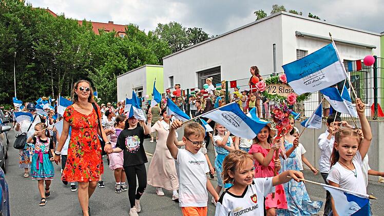Ein bunter Festzug schl&auml;ngelte sich durch die Blaich.Stephan St&ouml;ckel