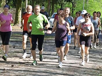 Die Freude am Laufen steht für Werner Dengler (vorne Mitte) ganz oben. Beim wöchentlichen Lauftreff des Trimm-Dich-Vereins Ebenhausen teilt er sie mit anderen. Fotos: Stefan Geiger