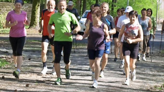 Die Freude am Laufen steht für Werner Dengler (vorne Mitte) ganz oben. Beim wöchentlichen Lauftreff des Trimm-Dich-Vereins Ebenhausen teilt er sie mit anderen. Fotos: Stefan Geiger