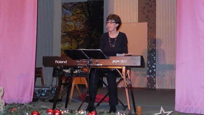 Liedermacherin Stefanie Schwab beim Frauenfrühstück im Oerlenbacher Pfarrsaal.