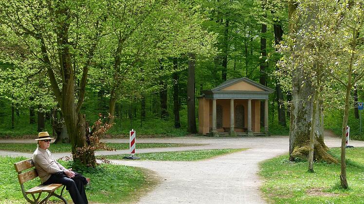 Unser Foto zeigt zwar noch nicht die "Kirchenbank", wohl aber den Ort an der Schillerwiese, wo sie ab 30. April zum Platznehmen einlädt. Foto: Marion Krüger-Hundrup