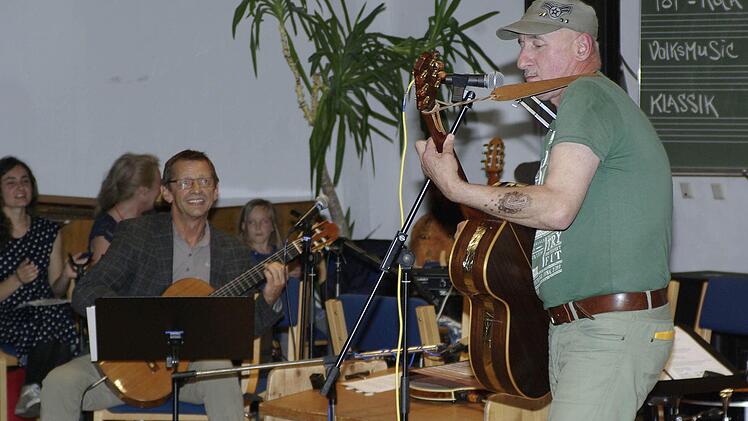 Der Hammelburger Konrad Albert (r.), der seine Mundart-Songs mit Peter Näder (an der Gitarre) gelungen und originell intonierte. Foto: Ehling