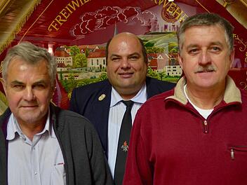 Für ihre langjährige Mitgliedschaft wurden Winfried Köth (links, 25 Jahre) und Hubert Wehner (40 Jahre) vom neuen alten Vereinsvorsitzenden Tobias Köth (Mitte) geehrt.  Foto: Kathrin Kupka-Hahn