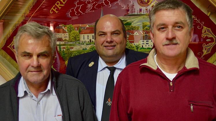 Für ihre langjährige Mitgliedschaft wurden Winfried Köth (links, 25 Jahre) und Hubert Wehner (40 Jahre) vom neuen alten Vereinsvorsitzenden Tobias Köth (Mitte) geehrt.  Foto: Kathrin Kupka-Hahn