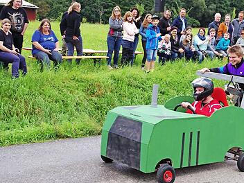 Der Film "Cool Runnings" lässt grüßen: Die Feuerwehr Birkenhördt gelangte nur durch kräftiges Anschieben über die Ziellinie.
