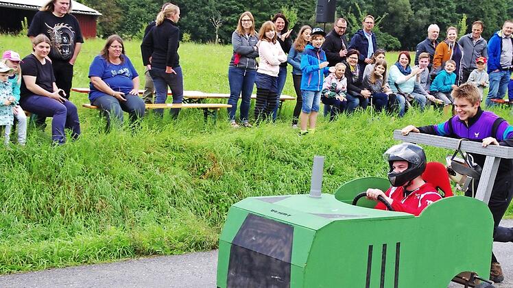 Der Film "Cool Runnings" lässt grüßen: Die Feuerwehr Birkenhördt gelangte nur durch kräftiges Anschieben über die Ziellinie.